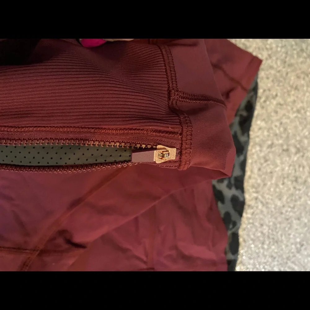 Lululemon crops - Picture 2 of 4
